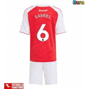 Arsenal Gabriel Magalhaes #6 Hemmatröja Barn 2025-26 Kortärmad (+ Korta byxor)