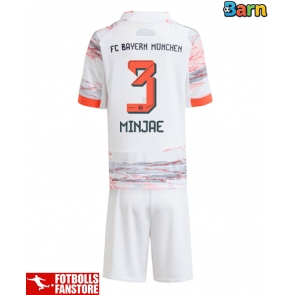 Bayern Munich Kim Min-jae #3 Bortatröja Barn 2025-26 Kortärmad (+ Korta byxor)
