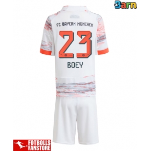 Bayern Munich Sacha Boey #23 Bortatröja Barn 2025-26 Kortärmad (+ Korta byxor)