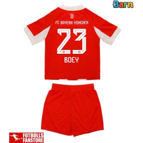 Bayern Munich Sacha Boey #23 Hemmatröja Barn 2025-26 Kortärmad (+ Korta byxor)