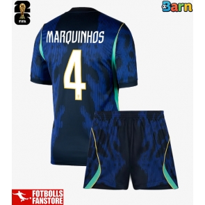Brasilien Marquinhos #4 Bortatröja Barn VM 2026 Kortärmad (+ Korta byxor)
