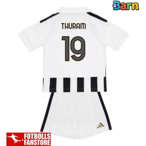 Juventus Khephren Thuram #19 Hemmatröja Barn 2026-27 Kortärmad (+ Korta byxor)