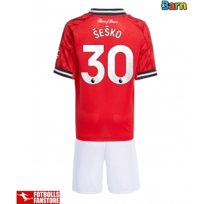 Manchester United Benjamin Sesko #30 Hemmatröja Barn 2025-26 Kortärmad (+ Korta byxor)