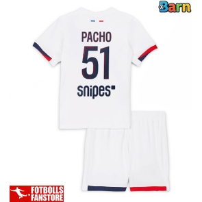 Paris Saint-Germain Willian Pacho #51 Bortatröja Barn 2025-26 Kortärmad (+ Korta byxor)