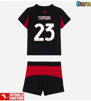 AC Milan Fikayo Tomori #23 Hemmatröja Barn 2025-26 Kortärmad (+ Korta byxor)