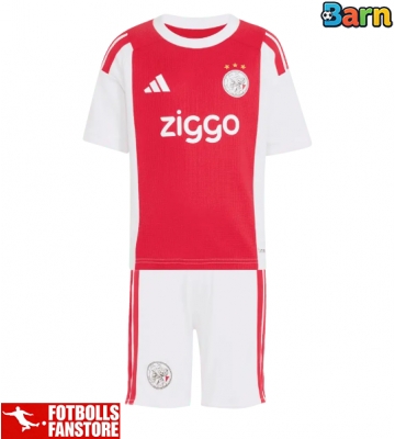 Ajax Hemmatröja Barn 2026-27 Kortärmad (+ Korta byxor)