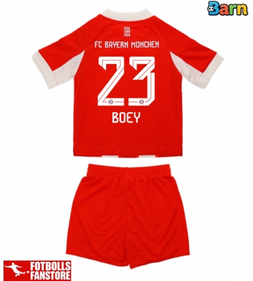 Bayern Munich Sacha Boey #23 Hemmatröja Barn 2025-26 Kortärmad (+ Korta byxor)