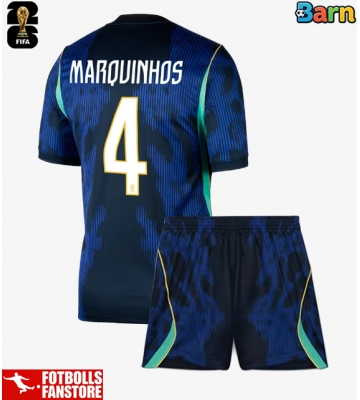 Brasilien Marquinhos #4 Bortatröja Barn VM 2026 Kortärmad (+ Korta byxor)