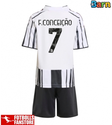 Juventus Francisco Conceicao #7 Hemmatröja Barn 2025-26 Kortärmad (+ Korta byxor)