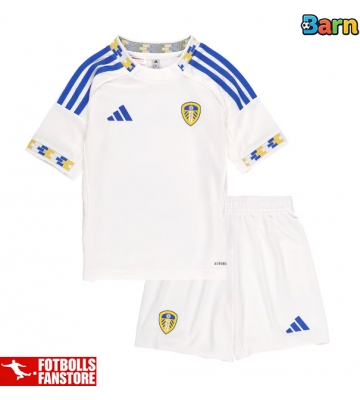 Leeds United Hemmatröja Barn 2025-26 Kortärmad (+ Korta byxor)