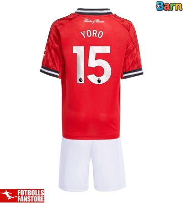 Manchester United Leny Yoro #15 Hemmatröja Barn 2025-26 Kortärmad (+ Korta byxor)