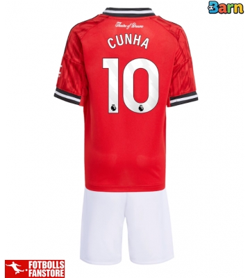 Manchester United Matheus Cunha #10 Hemmatröja Barn 2025-26 Kortärmad (+ Korta byxor)