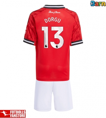 Manchester United Patrick Dorgu #13 Hemmatröja Barn 2025-26 Kortärmad (+ Korta byxor)