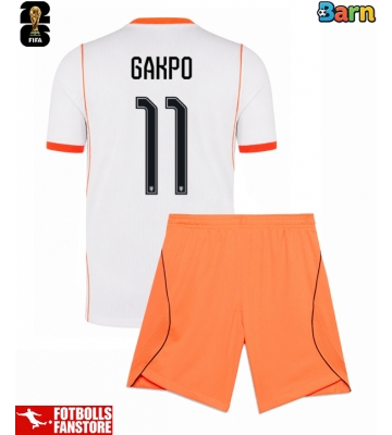 Nederländerna Cody Gakpo #11 Bortatröja Barn VM 2026 Kortärmad (+ Korta byxor)