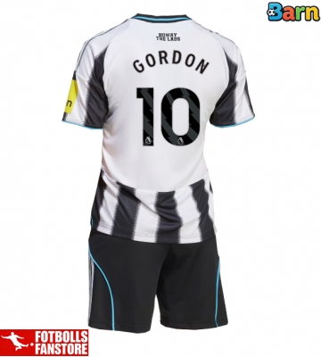 Newcastle United Anthony Gordon #10 Hemmatröja Barn 2025-26 Kortärmad (+ Korta byxor)