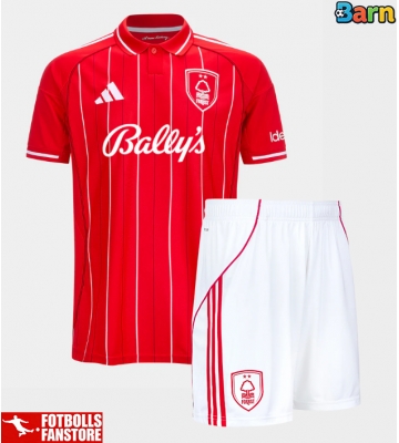 Nottingham Forest Hemmatröja Barn 2025-26 Kortärmad (+ Korta byxor)