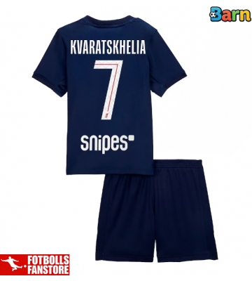Paris Saint-Germain Khvicha Kvaratskhelia #7 Hemmatröja Barn 2025-26 Kortärmad (+ Korta byxor)