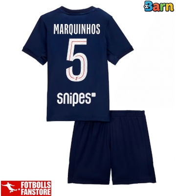 Paris Saint-Germain Marquinhos #5 Hemmatröja Barn 2025-26 Kortärmad (+ Korta byxor)
