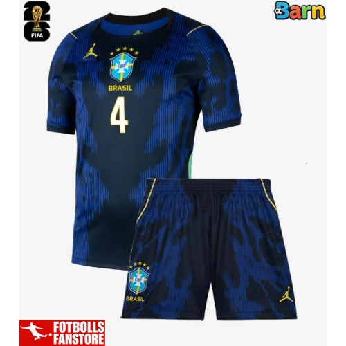 Brasilien Marquinhos #4 Bortatröja Barn VM 2026 Kortärmad (+ Korta byxor)