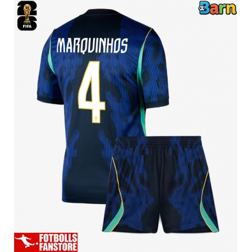 Brasilien Marquinhos #4 Bortatröja Barn VM 2026 Kortärmad (+ Korta byxor)