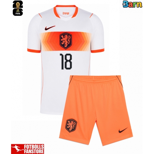Nederländerna Donyell Malen #18 Bortatröja Barn VM 2026 Kortärmad (+ Korta byxor)