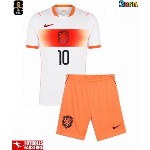 Nederländerna Memphis Depay #10 Bortatröja Barn VM 2026 Kortärmad (+ Korta byxor)